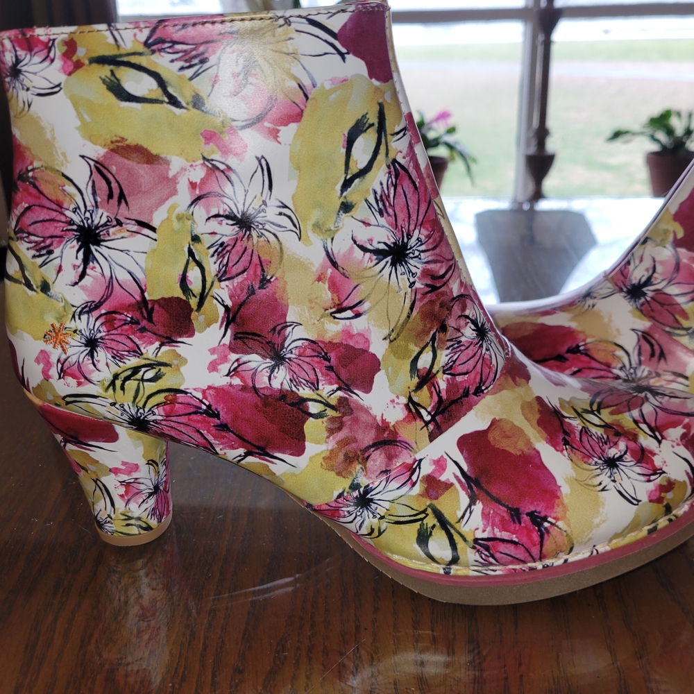 Art Class Multicolor Floral Ankle Round Block Heel Great Condition